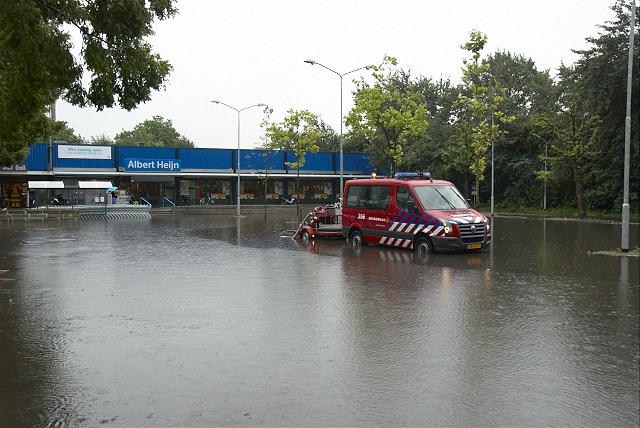 2010/221/GB 20100826d 001 Wateroverlast Albert Heijn.jpg